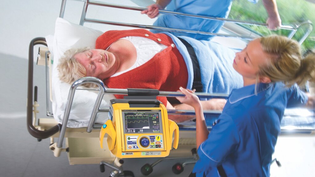 paciente em cuidados com o uso de carrinho de emergência