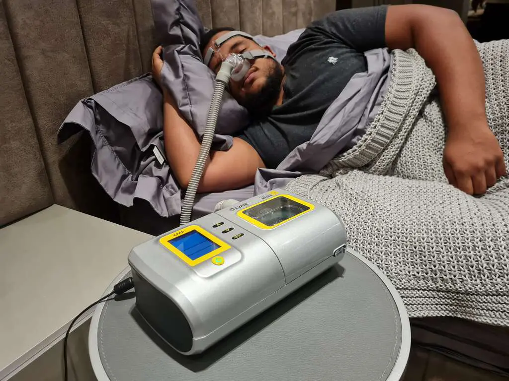 homem fazendo tratamento para o sistema respiratório