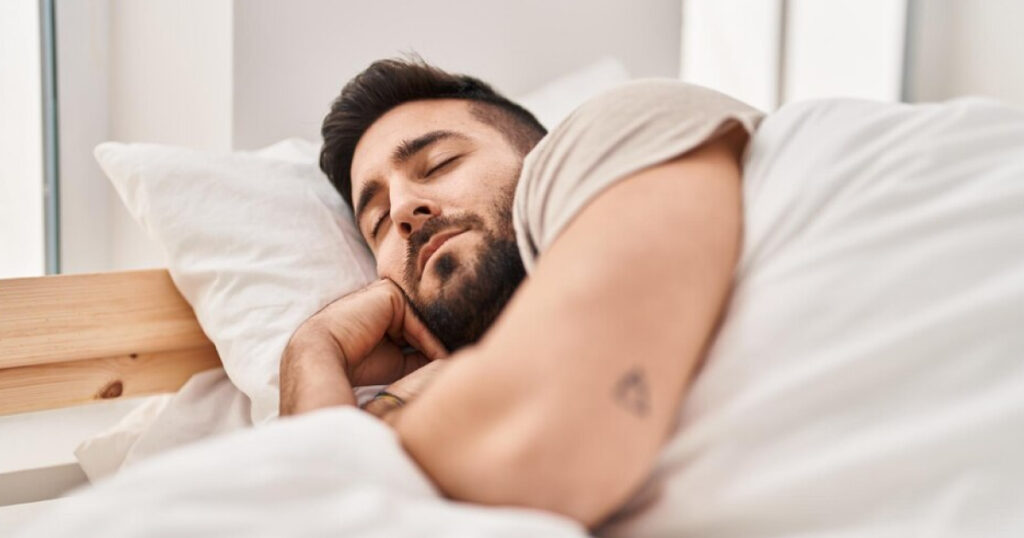 Adulto dormindo tranquilamente à noite, representando a importância do tempo de sono ideal para a saúde do cérebro.