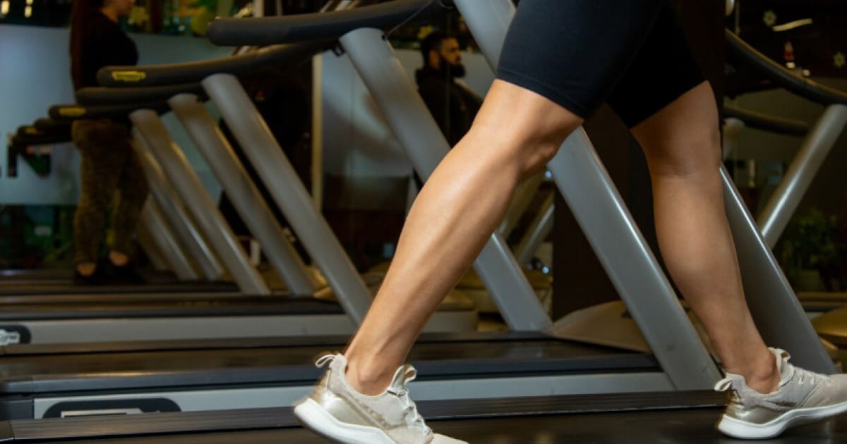 Pessoa caindo inconsciente durante treino em academia, representando o risco de parada cardíaca súbita, tema de estudo recente sobre segurança cardiovascular.