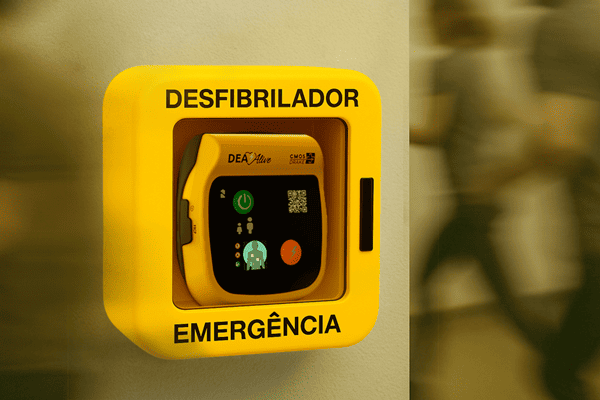 DEA-Alive-na-parede
