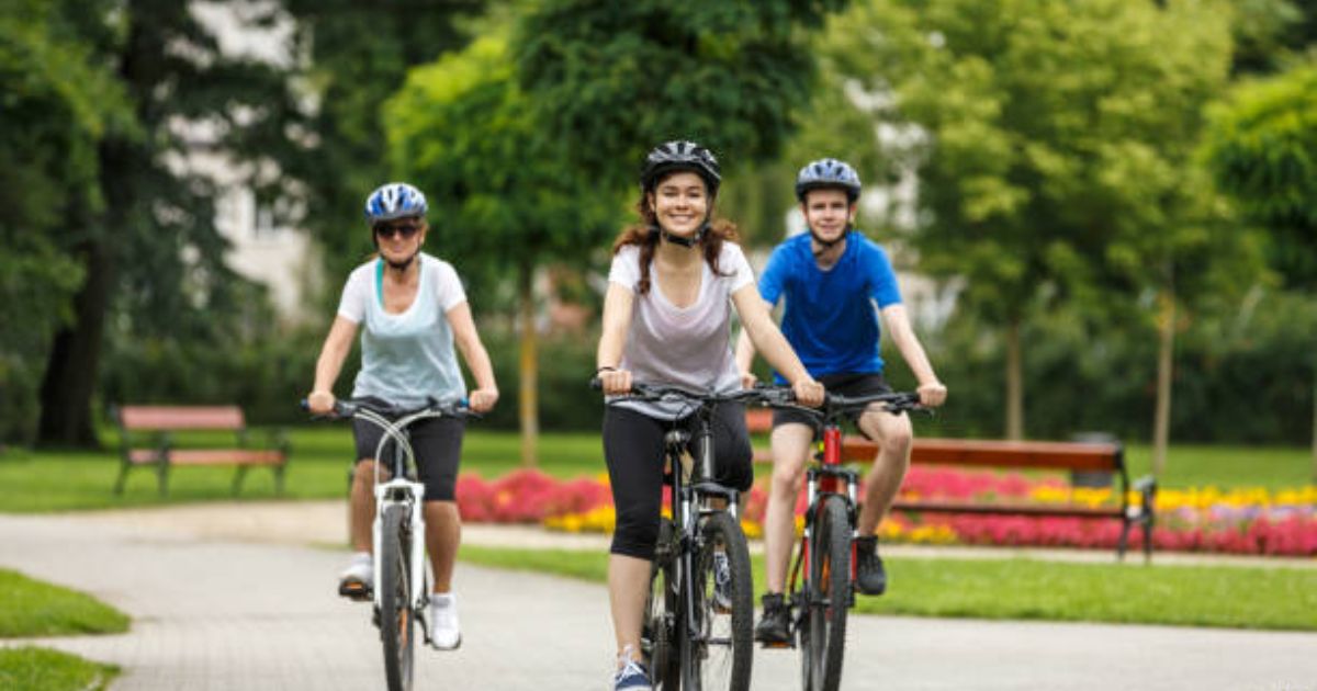 Descubra 5 benefícios do ciclismo para a saúde. Saiba como pedalar fortalece o coração, controla o peso, reduz o estresse e previne doenças crônicas.