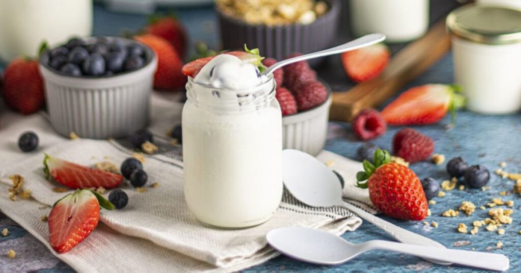 Conheça 5 benefícios clínicos do iogurte natural para a saúde e veja como aplicar esse alimento funcional em protocolos de nutrição. Saiba mais!