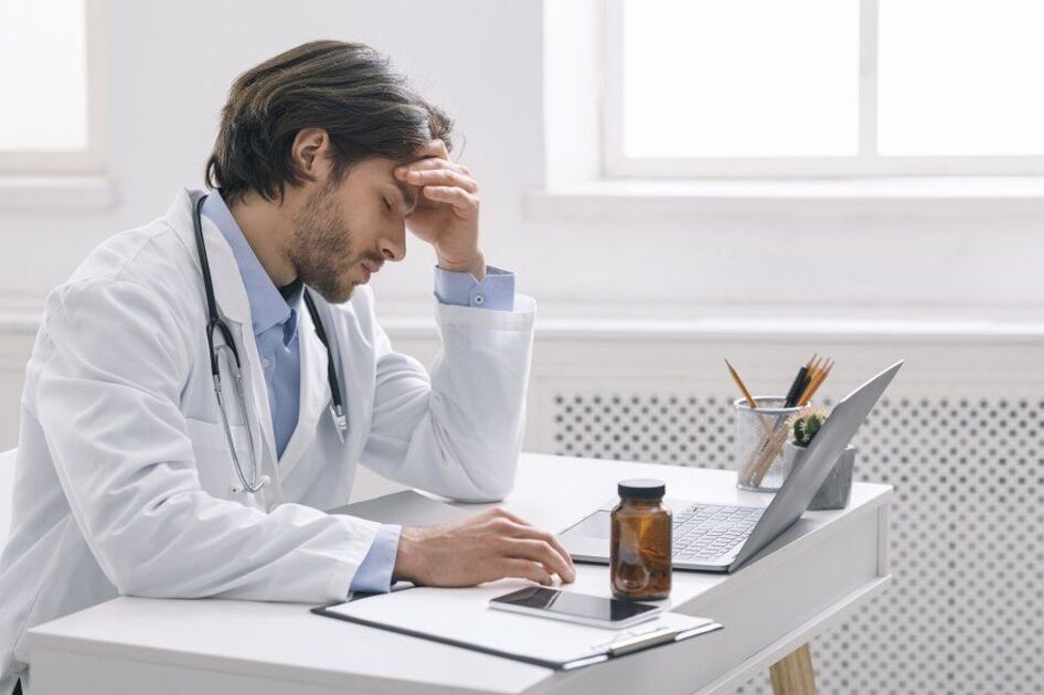 Entenda por que 2025 bate recorde de burnout na área da saúde e como a exaustão médica afeta profissionais, pacientes e a segurança do cuidado.