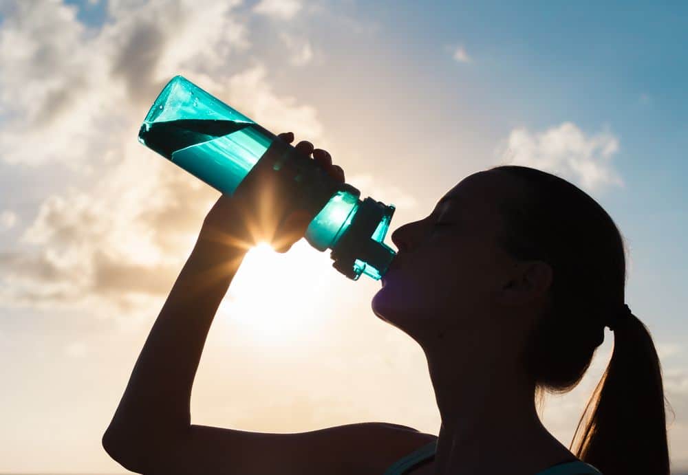 Hidratação e saúde: por que o verão aumenta o risco de emergências cardíacas?