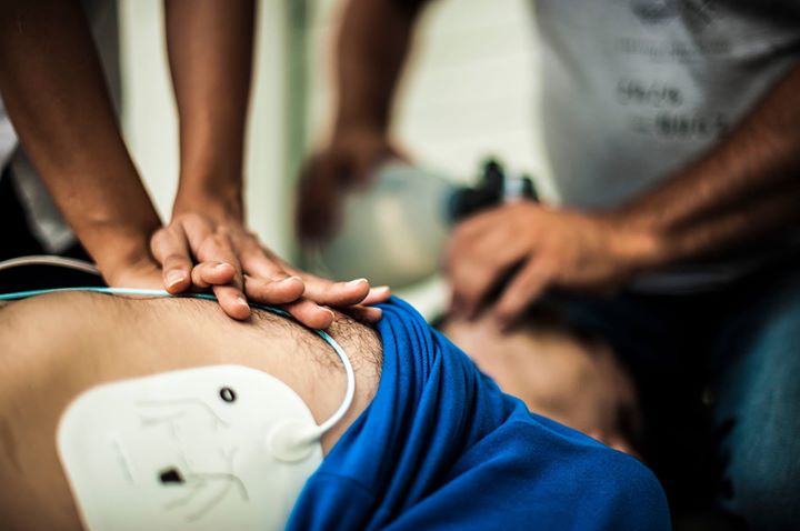 DEA em ambientes públicos: por que a rapidez é decisiva em emergências cardíacas