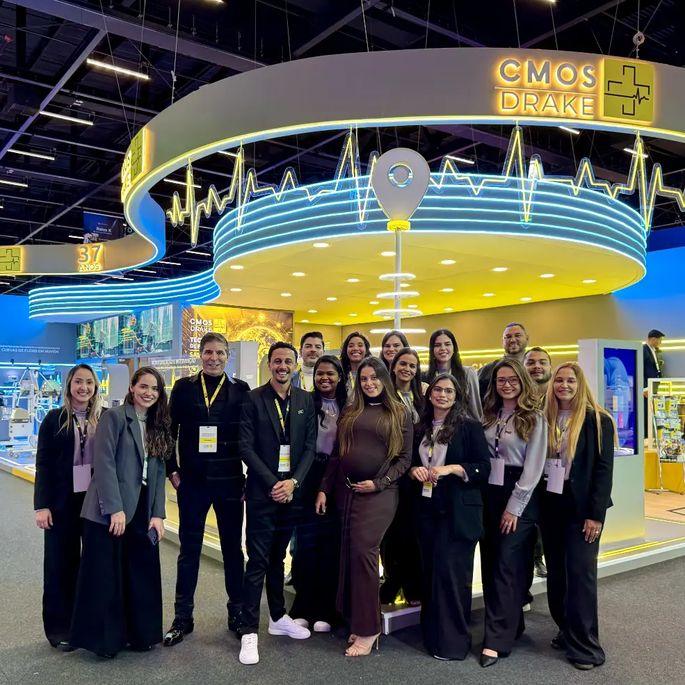 Equipe CMOS Drake no estande da feira Hospitalar 2026