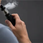 pessoa fumando cigarro eletrônico