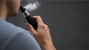 pessoa fumando cigarro eletrônico