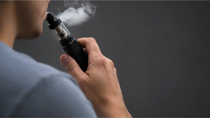 pessoa fumando cigarro eletrônico